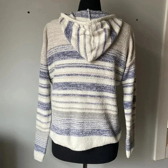 Lira Baja Pina Hooded Poncho| Beachly Winter 2019 - Picture 5 of 9